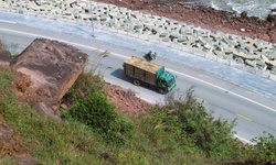 Nguy cơ sạt lở v&#225;ch n&#250;i Mộ Dạ, đe doạ tuyến đường ven biển Nghệ An