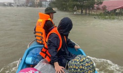 C&#244;ng an đưa sản phụ chuyển dạ giữa v&#249;ng lũ đến viện