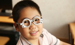 Trẻ kh&#244;ng than mờ mắt nhưng c&#243; thể mất thị lực vĩnh viễn do nhược thị