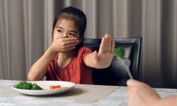 Trẻ ít uống nước mùa lạnh: đường ruột 'than khát', miễn dịch suy giảm