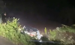 Video t&#224;i xế l&#249;i xe xuống ruộng khi thấy chốt kiểm tra nồng độ cồn