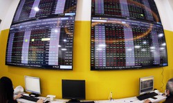 Chứng kho&#225;n &#39;xanh vỏ đỏ l&#242;ng&#39;, điểm tựa từ nh&#243;m bất động sản đầu ng&#224;nh