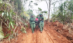 Khi&#234;ng c&#225;ng vượt dốc n&#250;i sạt lở cứu sản phụ &#39;ng&#224;n c&#226;n treo sợi t&#243;c&#39;