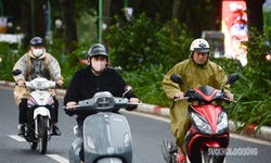 Miền Bắc chuyển mưa r&#233;t, b&#227;o số 15 đứng im tr&#234;n Biển Đ&#244;ng