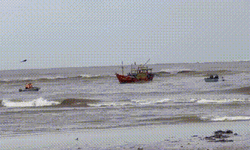 Ngư d&#226;n mất t&#237;ch khi thuyền th&#250;ng bị s&#243;ng đ&#225;nh ch&#236;m ở cửa s&#244;ng