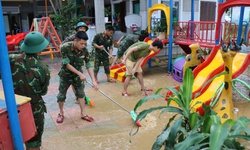 Qu&#226;n đội gi&#250;p d&#226;n dọn dẹp b&#249;n đất sau 3 trận lũ li&#234;n tiếp trong hơn một tuần ở Huế