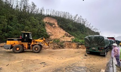 Sạt lở nghi&#234;m trọng ở Vũng &#193;ng, đất đ&#225; tr&#224;n xuống Quốc lộ 12C