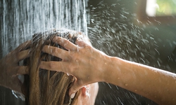 V&#236; sao gội đầu bằng nước n&#243;ng lại g&#226;y rụng t&#243;c? B&#225;c sĩ chỉ c&#225;ch gội đầu đ&#250;ng