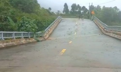 Cầu cạn tr&#234;n đường Hồ Ch&#237; Minh nh&#225;nh T&#226;y bị x&#244; lệch do mưa lũ