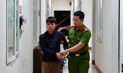 X&#244;ng v&#224;o cửa h&#224;ng, d&#249;ng dao uy hiếp phụ nữ để cướp m&#225;y t&#237;nh