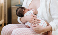 Cho con b&#250; mẹ sai tư thế khiến con kh&#243; no bụng, mẹ ảnh hưởng cột sống