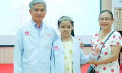 C&#244; b&#233; 10 tuổi vượt qua 8 lần can thiệp mạch m&#225;u n&#227;o, mơ ước kho&#225;c &#225;o blouse trắng