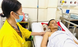 Nam thanh ni&#234;n nguy kịch v&#236; tai nạn giao th&#244;ng tr&#234;n đường đi mua thuốc cho bố nằm liệt đang rất cần sự gi&#250;p đỡ