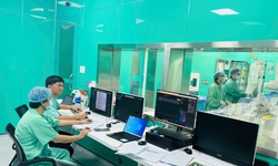 Bệnh viện Trung ương Huế hỗ trợ c&#225;n bộ, vi&#234;n chức bị ảnh hưởng bởi mưa lũ