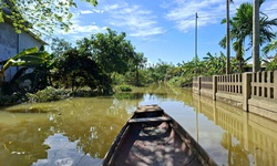 Nước bủa v&#226;y, người d&#226;n &#39;rốn lũ&#39; ở Huế đi lại bằng ghe thuyền hơn 15 ng&#224;y