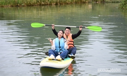 Bay tr&#234;n l&#250;a ch&#237;n v&#224;ng ở l&#224;ng du lịch tốt nhất thế giới