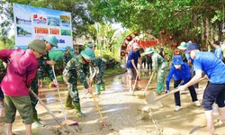Huế ra qu&#226;n tổng vệ sinh m&#244;i trường khắc phục hậu quả sau lũ lịch sử
