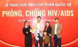 Đ&#244;ng đảo đại biểu dự Lễ tổng kết v&#224; trao giải &#39;Giải B&#225;o ch&#237; ph&#242;ng, chống HIV/AIDS&#39;