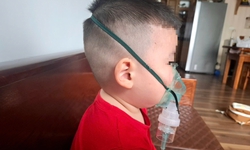 Cả nh&#224; bị vi&#234;m đường h&#244; hấp giữa m&#249;a &#244; nhiễm kh&#244;ng kh&#237;