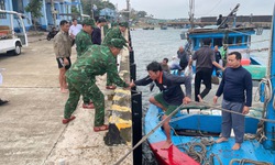 Cứu 6 ngư dân gặp nạn đưa vào đảo tiền tiêu