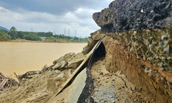 Sạt lở 'nuốt' đường, đe doạ nhà cửa, đất sản xuất của người dân