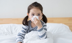 Trẻ nhỏ bị cảm lạnh nguy hiểm như n&#224;o?