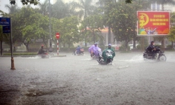 &#193;p thấp nhiệt đới loanh quanh tr&#234;n Biển Đ&#244;ng, Trung Bộ mưa lớn từ đ&#234;m nay