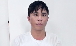 Bé gái cầm điện thoại 'hớ hênh', gã thanh niên lao vào cướp