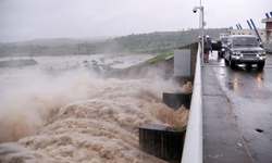 Nếu biết miền Trung hay lũ, sao không xây hồ thật lớn để điều tiết?