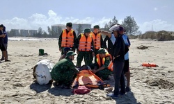 Ứng cứu ngư dân gãy 2 chân khi tàu cá gặp nạn trên biển