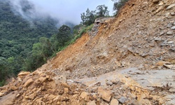 Đường lên đỉnh Bạch Mã bị sạt lở 'xé đôi', công tác bảo vệ rừng gặp khó