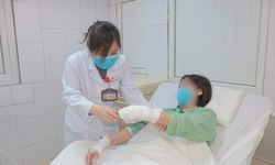 Dùng hóa chất xử trí tắc, bồn cầu phát nổ, người phụ nữ phải nhập viện vì bị bỏng nặng