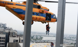 Mãn nhãn hình ảnh trực thăng diễn tập cứu nạn trên nóc nhà cao tầng