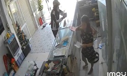 Video đối tượng vờ mua hàng để cướp iPhone 15 Pro Max