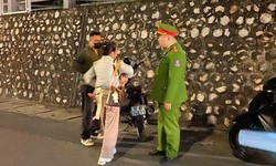 Bế tắc trong cuộc sống, người mẹ trẻ ôm con nhỏ định nhảy cầu Bãi Cháy trong đêm