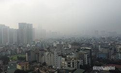 T&#242;a nh&#224; cao tầng &#39;biến mất&#39; sau lớp m&#249; d&#224;y đặc