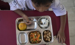 B&#224;i học đắt gi&#225; từ Indonesia: Hệ lụy khi bu&#244;ng lỏng quản l&#253; bữa ăn học đường