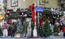 Phố H&#224;ng M&#227; gọn g&#224;ng, th&#244;ng tho&#225;ng dịp Noel