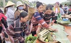 Mâm cỗ cuối năm thắt chặt tình đoàn kết các dân tộc