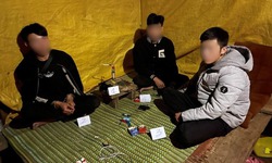 Bắt nhóm thanh niên trốn vào chòi cà phê sử dụng ma túy