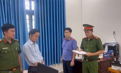 Bắt công chức xã hứa hẹn làm thủ tục đất đai để chiếm đoạt tiền của người dân