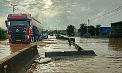 Quốc lộ v&#224; cao tốc xuất hiện nhiều điểm ngập v&#224; sạt lở mới, t&#224;i xế lưu &#253; lộ tr&#236;nh