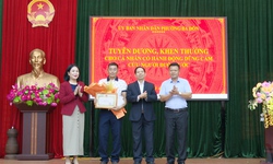 Người đ&#224;n &#244;ng d&#249;ng tiền thưởng khi cứu người để ủng hộ v&#249;ng lũ