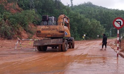 Video khẩn trương thu dọn b&#249;n đất tr&#224;n xuống đường v&#224;o khu du lịch sau mưa lớn