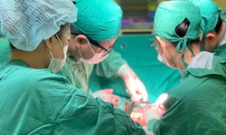 B&#225;c sĩ Việt Nam cứu bệnh nh&#226;n Campuchia vượt 1.000 km t&#236;m hy vọng sống