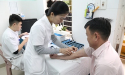 Bệnh viện Trung ương Huế khám sàng lọc ung thư cho người dân miền núi