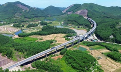 To&#224;n cảnh cao tốc Cam Lộ - La Sơn trước thời điểm thi c&#244;ng mở rộng