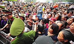 C&#244;ng an cảnh b&#225;o nguy hiểm v&#224; khuyến c&#225;o người d&#226;n khi đứng giữa đ&#225;m đ&#244;ng