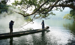 Rừng cổ thụ &#39;kho&#225;c &#225;o mới&#39; b&#234;n hồ nước ngọt đẹp nhất thế giới