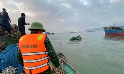 4 ngư d&#226;n tho&#225;t nạn khi t&#224;u bị ch&#236;m tr&#234;n biển